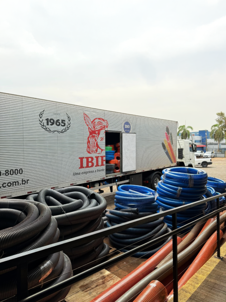 Fotografia com mangueira para caminhão tanque diversas em pátio da Molyplast